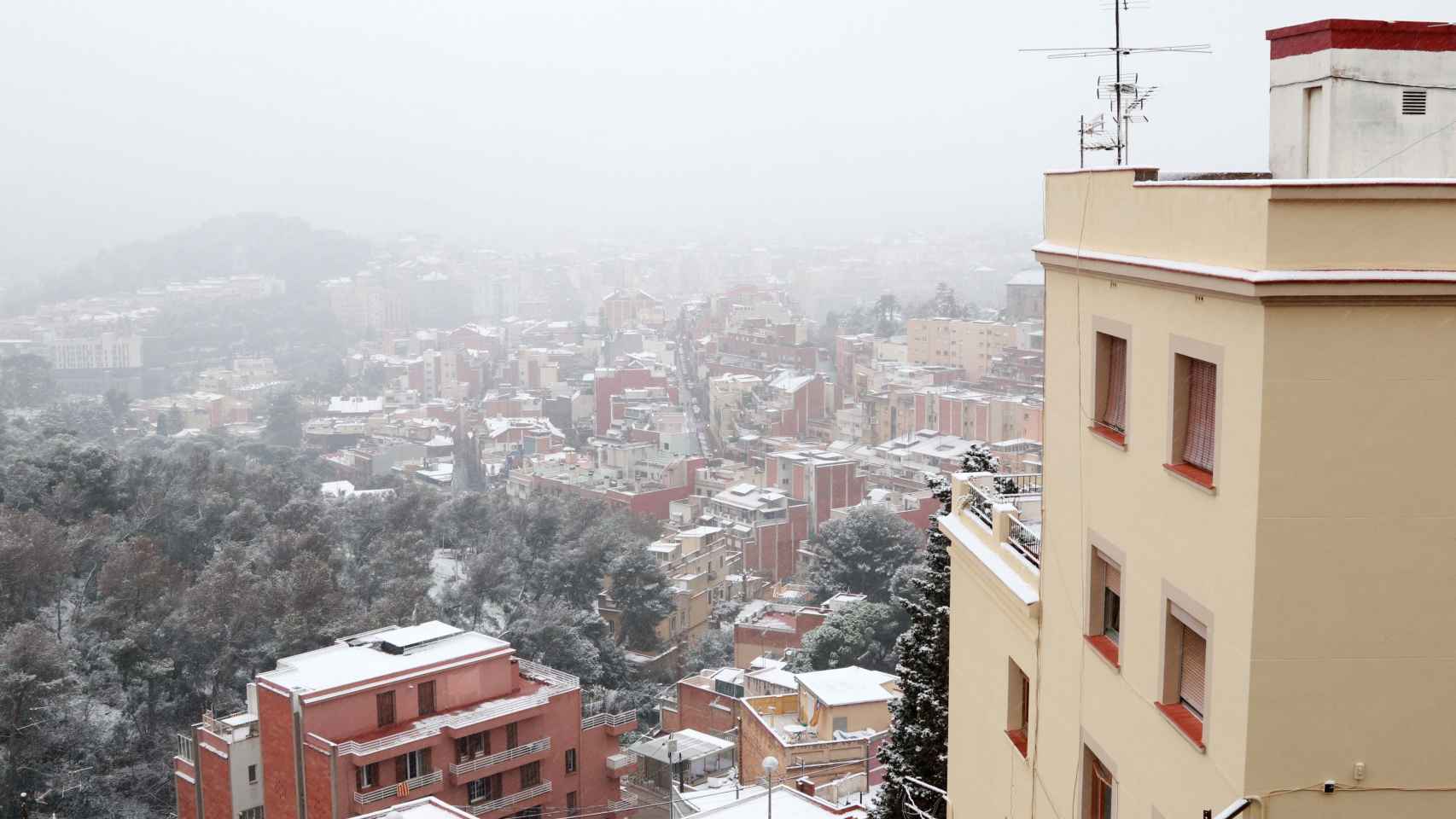 Vista de Barcelona nevada por la ola de frío siberiano bautizada como la 'bestia del este' / ÁLVARO VENTURA