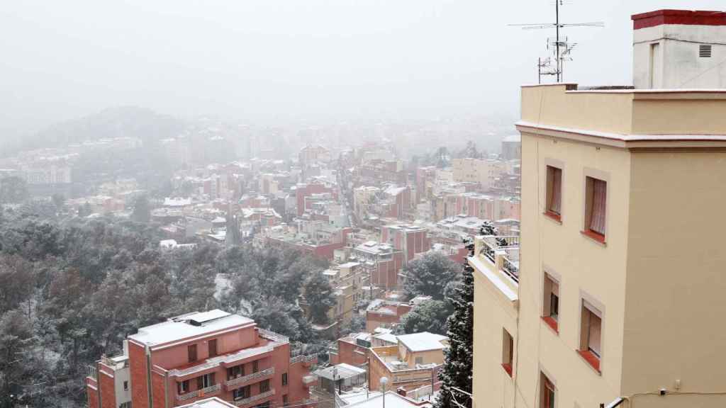 Vista de Barcelona nevada por la ola de frío siberiano bautizada como la 'bestia del este' / ÁLVARO VENTURA