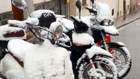 Motocicletas cubiertas por la nieve en Barcelona en una imagen de archivo / ÁLVARO VENTURA