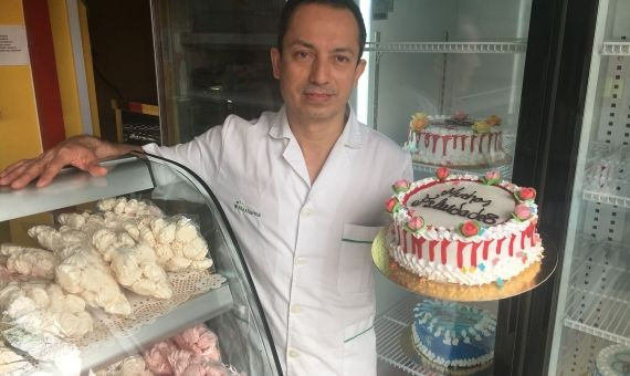 El maestro pastelero enseña una tarta de crema de merengue / A.O.