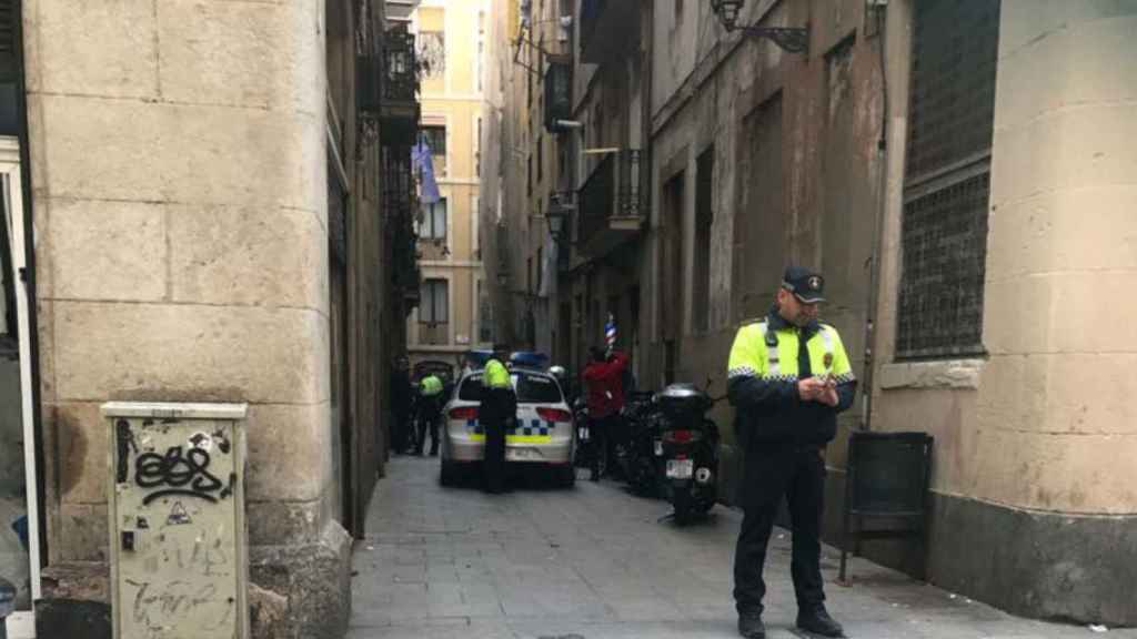 Actuación de la Guárdia Urbana en la calle Picalquers del Raval / RPR