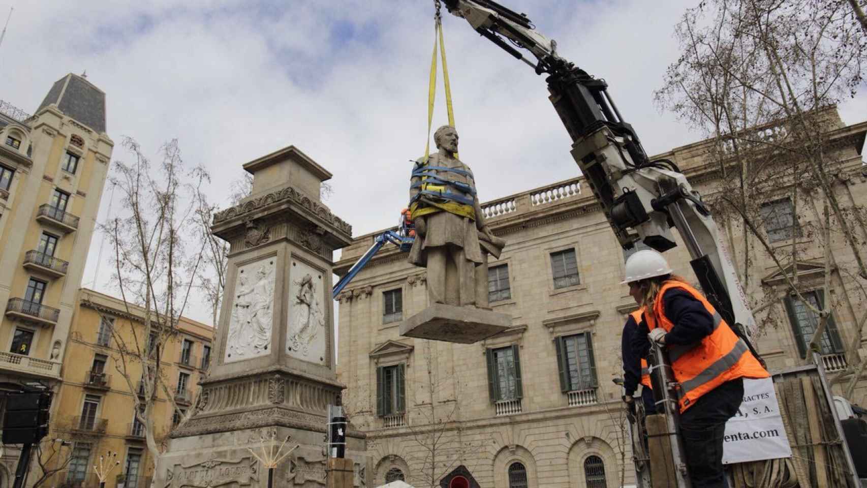 El Ayuntamiento retira la estatua de Antonio López  / AJUNTAMENT DE BCN