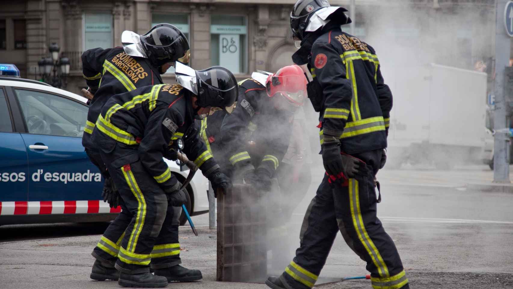 Bomberos trabajando en la calle / HUGO FERNÁNDEZ