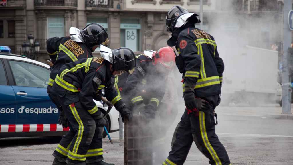 Bomberos trabajando en la calle / HUGO FERNÁNDEZ