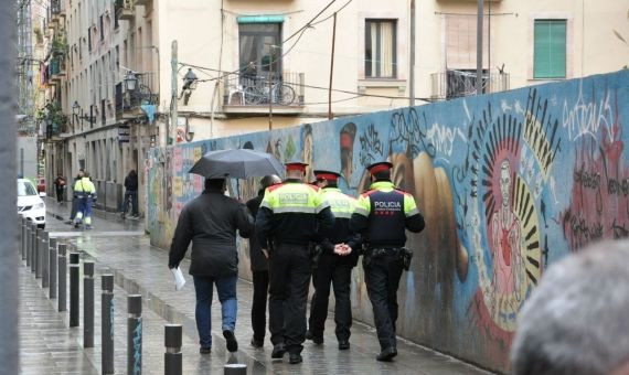 Los Mossos acompañan a la comitiva judicial tras su actuación / MIKI 