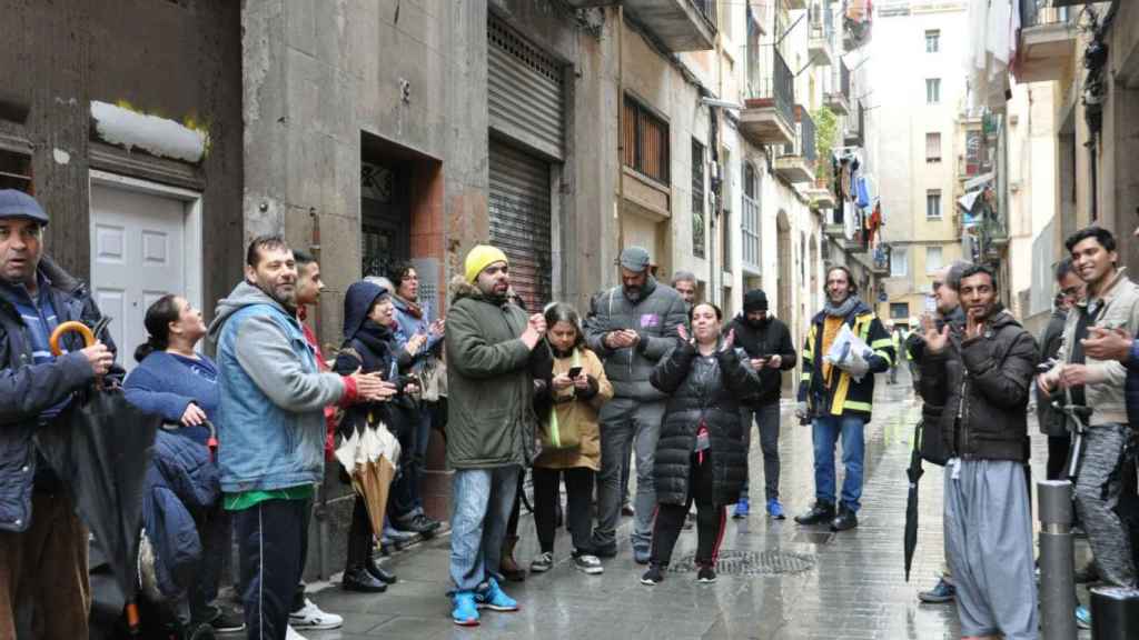 Vecinos del Raval en plena actuación contra un desahucio / MIKI