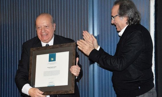 Joan Manuel Serrat entrega el premio Joan Alsina de los DD.HH al guitarrista / E.D.