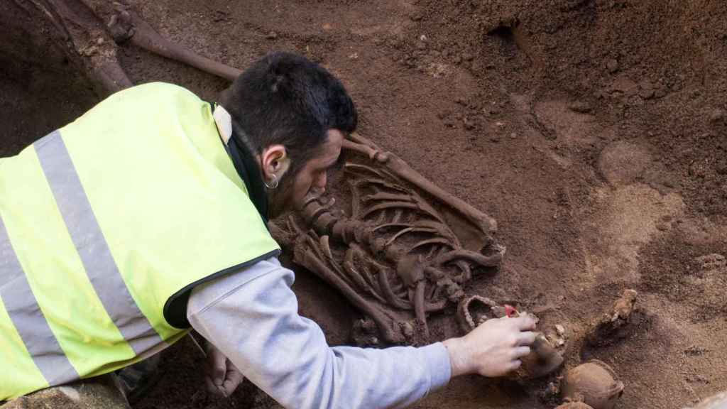 Esqueleto romano aparecido en la calle Antic de Sant Joan del Born en las obras de construcción de la instalación de la recogida pneumática de residuos / HUGO FERNÁNDEZ