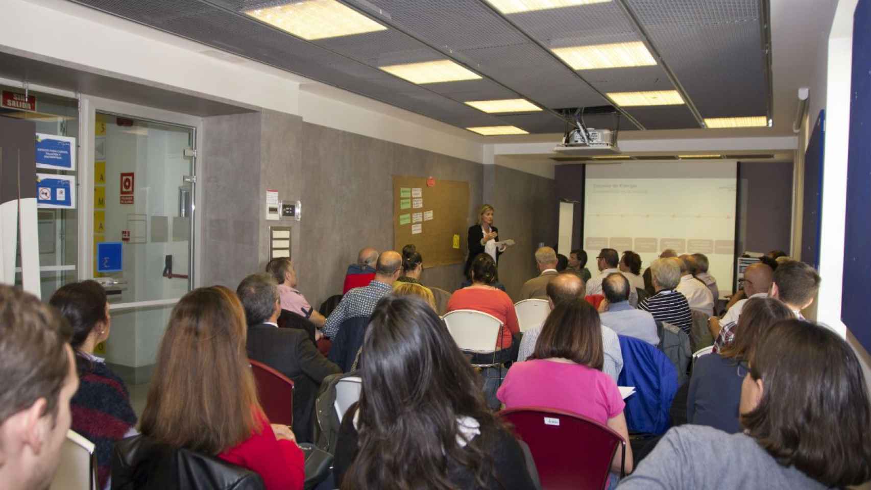 Una clase teórica para trabajadores de Gas Natural Fenosa que quieren ejercer el voluntariado energético / Gas Natural Fenosa