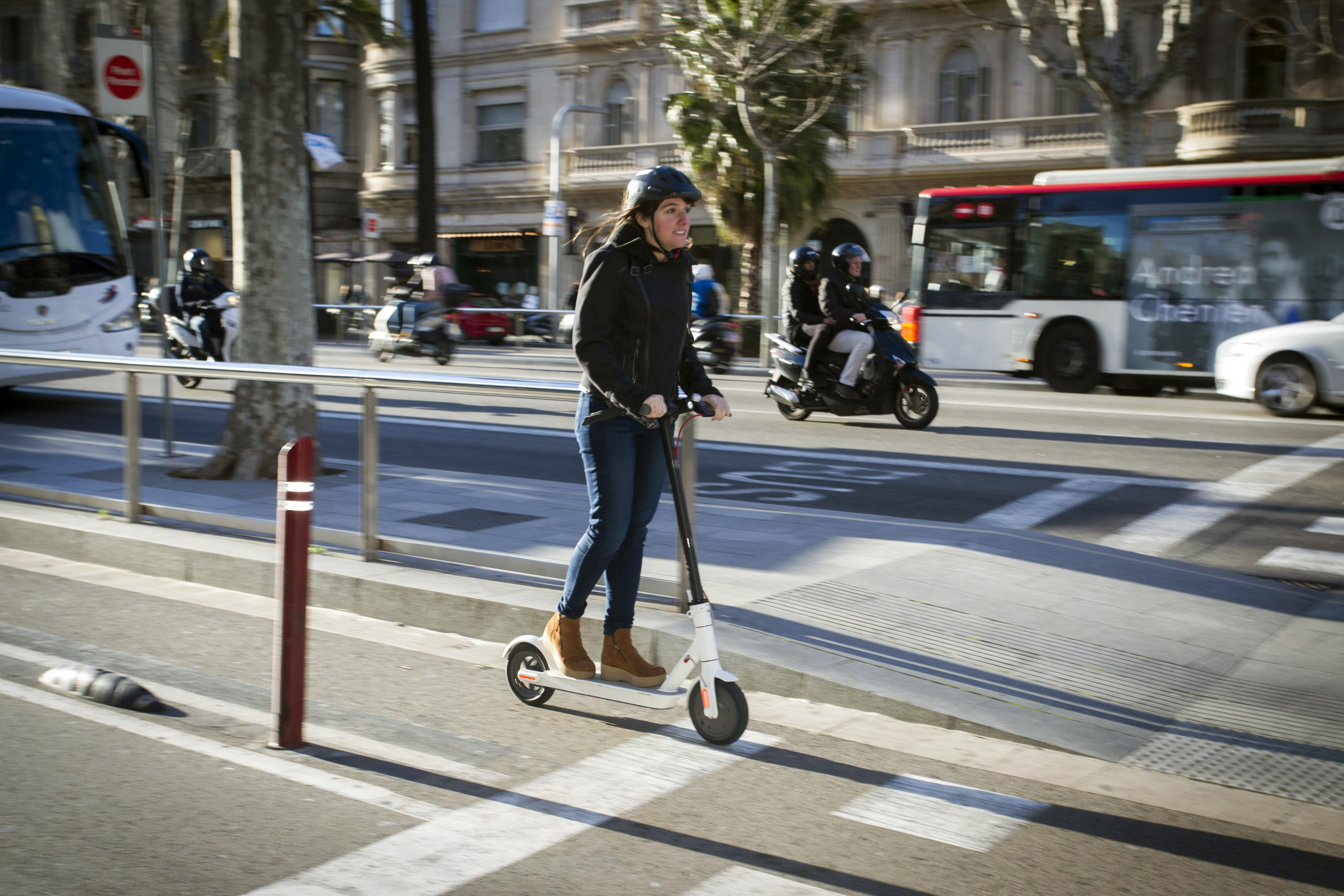 Los patinetes eléctricos tienen que circular por el carril bici / HUGO FERNÁNDEZ