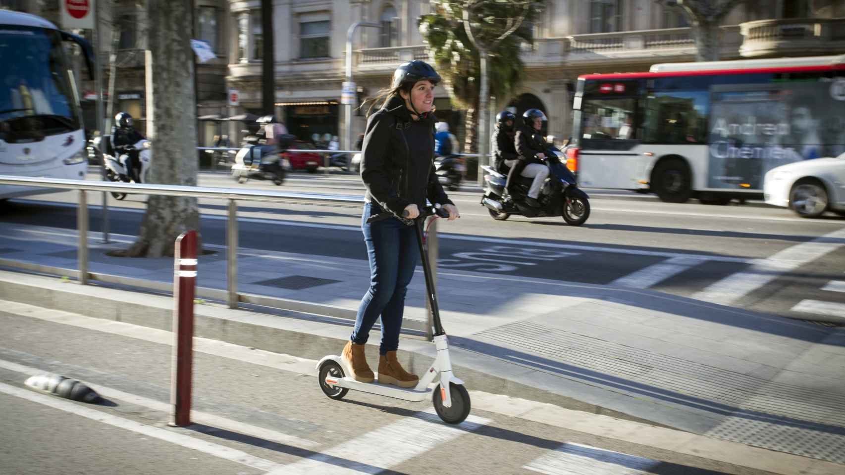 Una persona circula en patinete eléctrico / HUGO FERNÁNDEZ