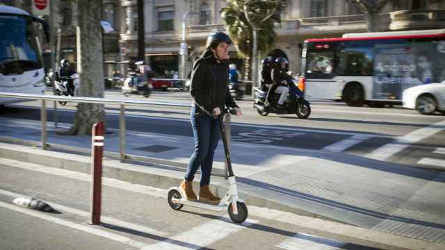 Una persona circula en patinete eléctrico / HUGO FERNÁNDEZ