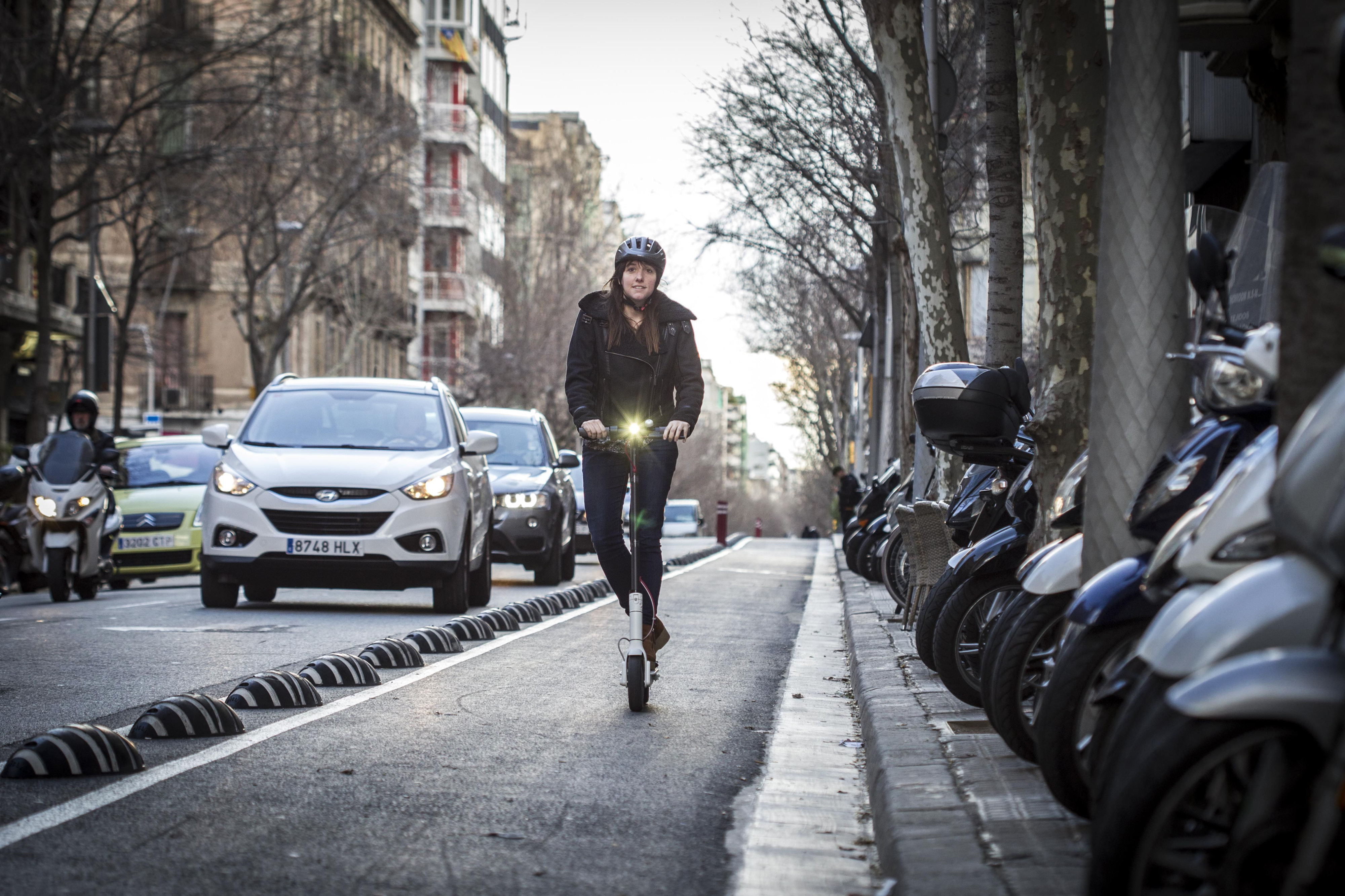 Cada vez hay más patinetes eléctricos circulando en Barcelona / HUGO FERNÁNDEZ