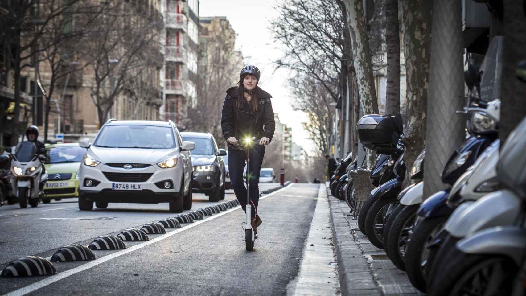 Un usuario de un patinete circulando por un carril bici de Barcelona / HUGO FERNÁNDEZ