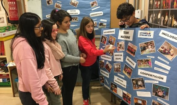 Los valores del proyecto de la Escola Les Corts se han recogido en un mural / X. A.