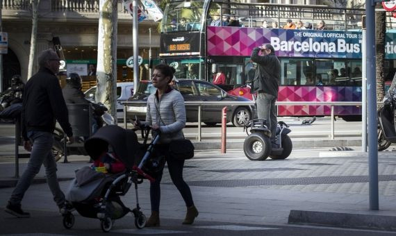 Un hombre viajando en un 'segway' sin casco y por una acera / HUGO FERNÁNDEZ