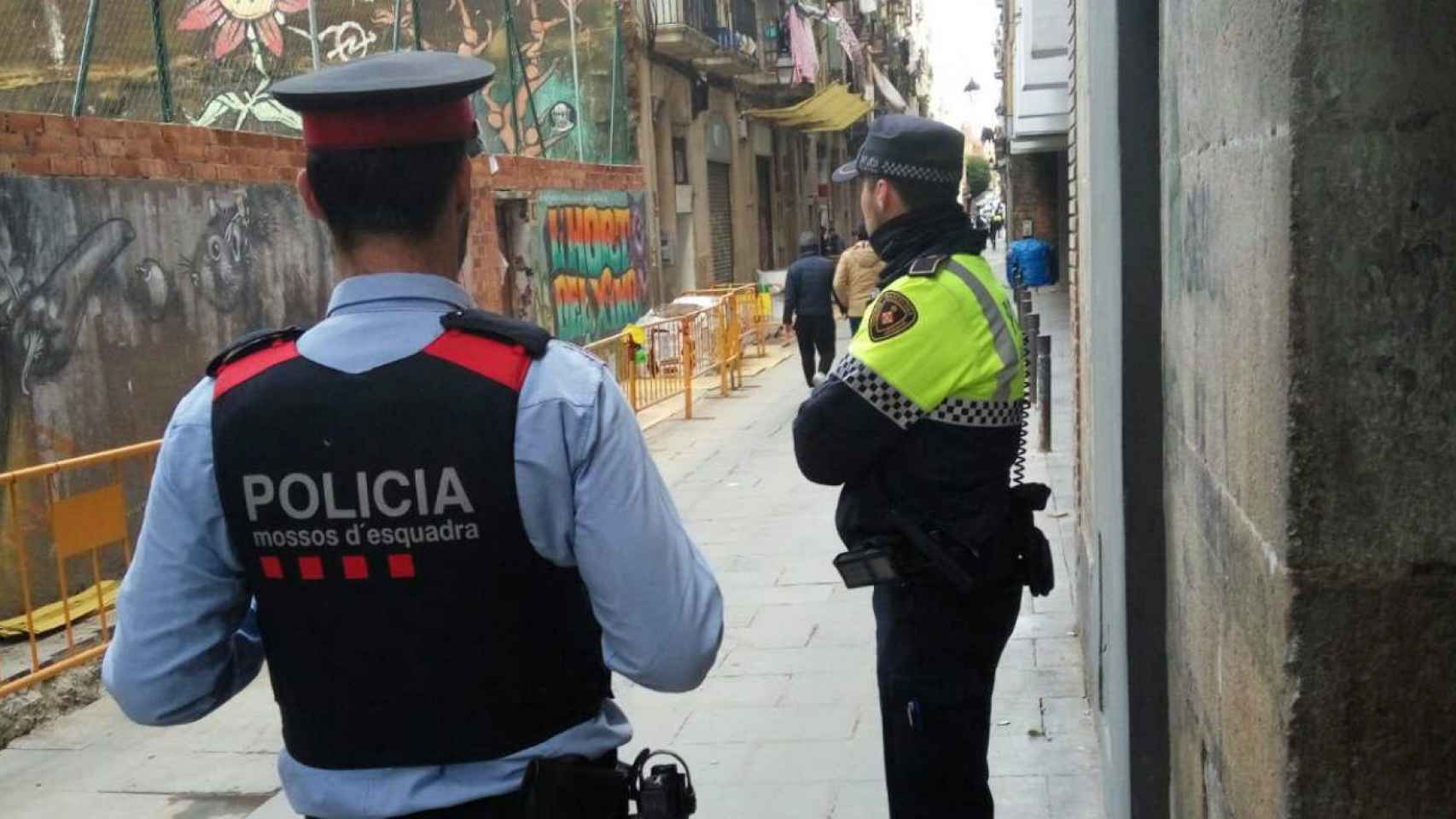 Agentes de la Guàrdia Urbana y de los Mossos han detenido a un matrimonio nigeriano que obligaba a una chica a prostituirse para pagar su viaje desde Nigeria / GUÀRDIA