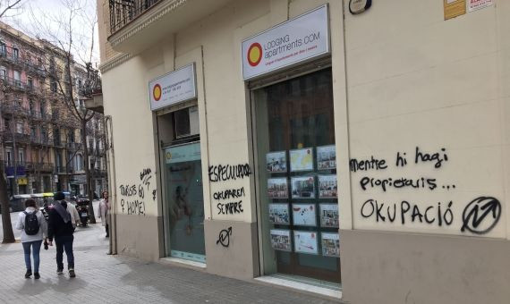 Fachada del establecimiento del Eixample atacado por los okupas / X. A.