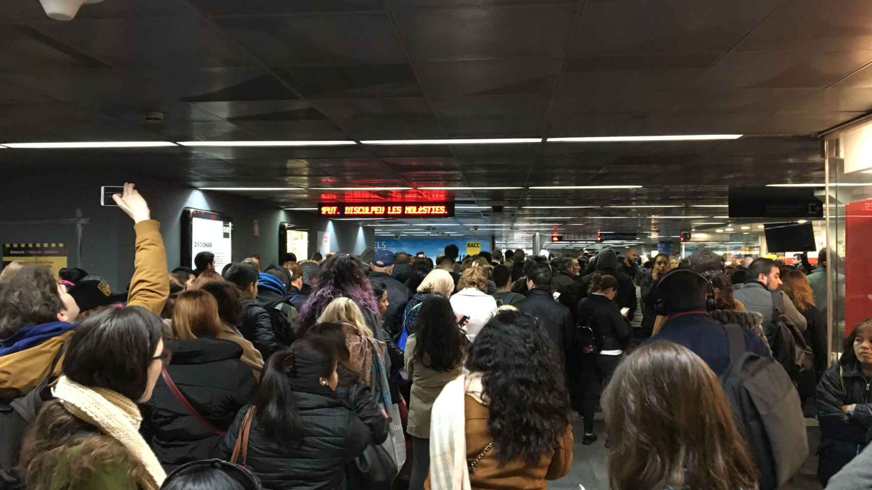 Usuarios de los FGC esperan en la estación de Provença a que reabran las líneas / P. A.