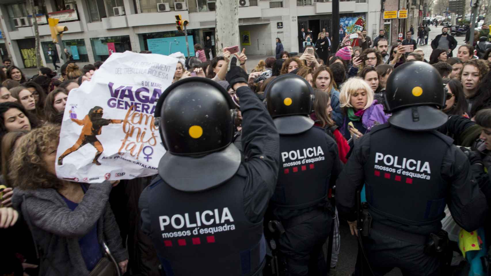 Un centenar de mujeres paralizan Gran Via contra el machismo