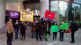 Las Kellys en la puerta del hotel Hilton a primera hora de la mañana / @LasKellysBCN