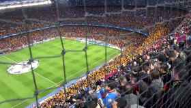 Vista del Camp Nou durante el Barça-Roma, con los globos amarillos a punto de ser lanzados desde las gradas del estadio / EFE