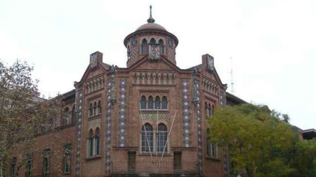 Fachada de la Casa de la Premsa, uno de los equipamientos emblemático que el barrio de Poble Sec quiere recuperar / AJUNTAMENT DE BARCELONA