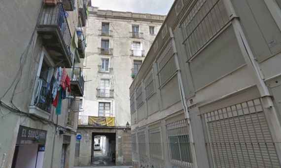 Túnel de entrada al bloque de Can Seixanta, en el Raval / Google