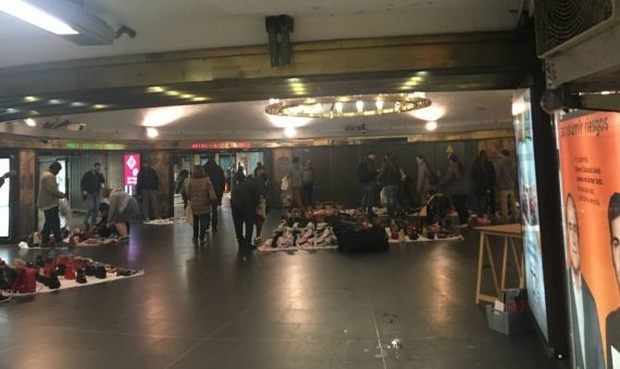 Los llamados manteros copan el espacio en la plaza Catalunya / CR