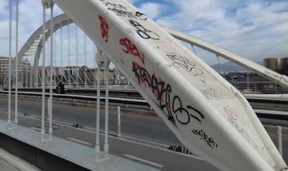 Grafitis en el puente de Calatrava, en la calle de Bac de Roda / JORDI SUBIRANA