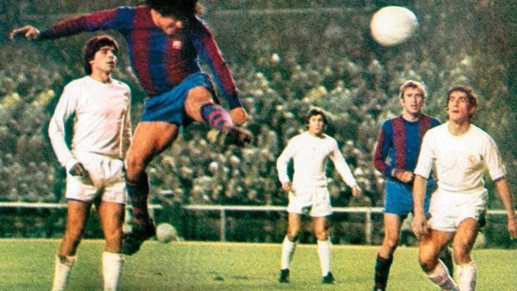 Hugo Sotil, en la jugada del 0-5 del Barça al Real Madrid en el Bernabéu