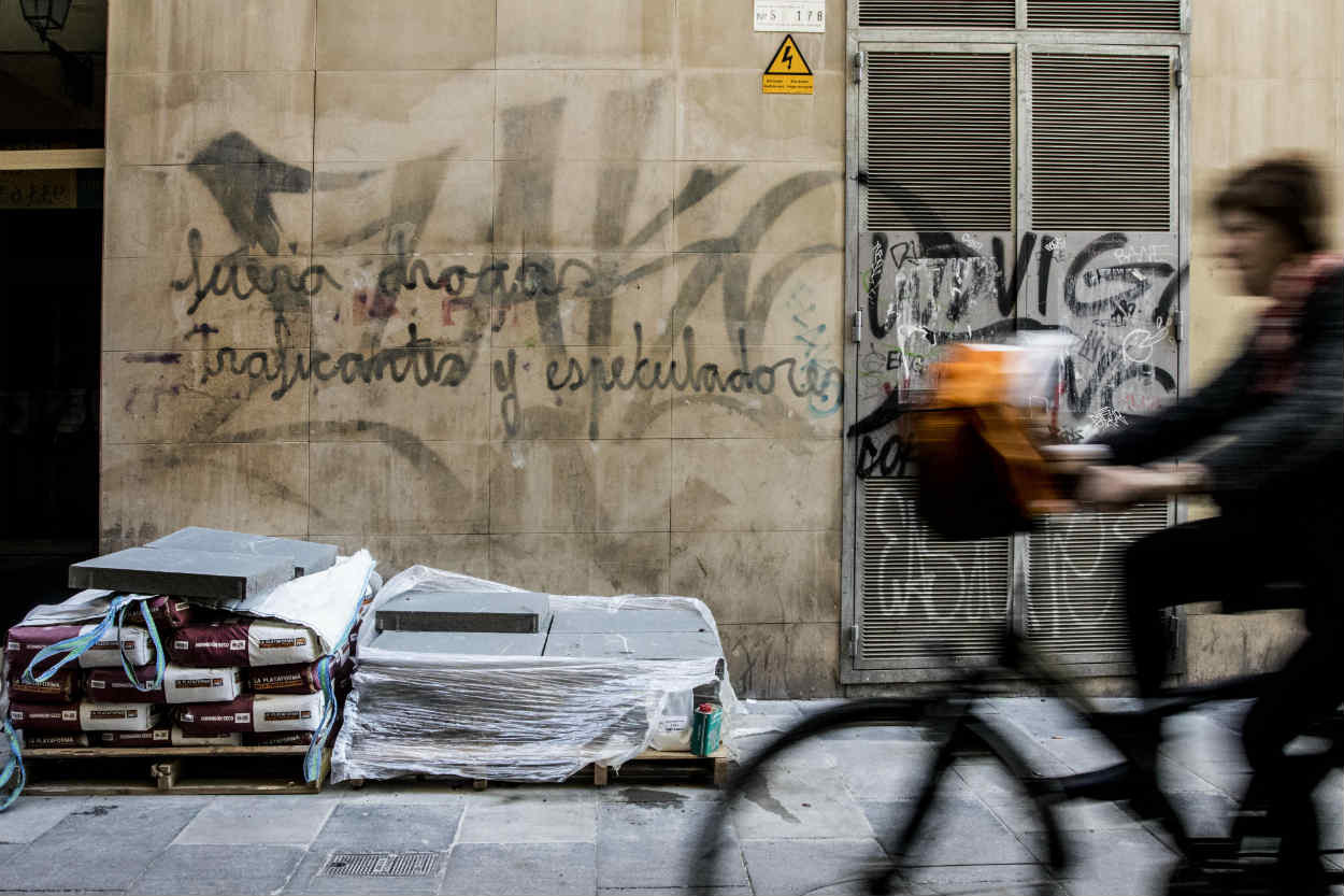 Pintada en la calle Reina Amalia contra las drogas y los narcopisos