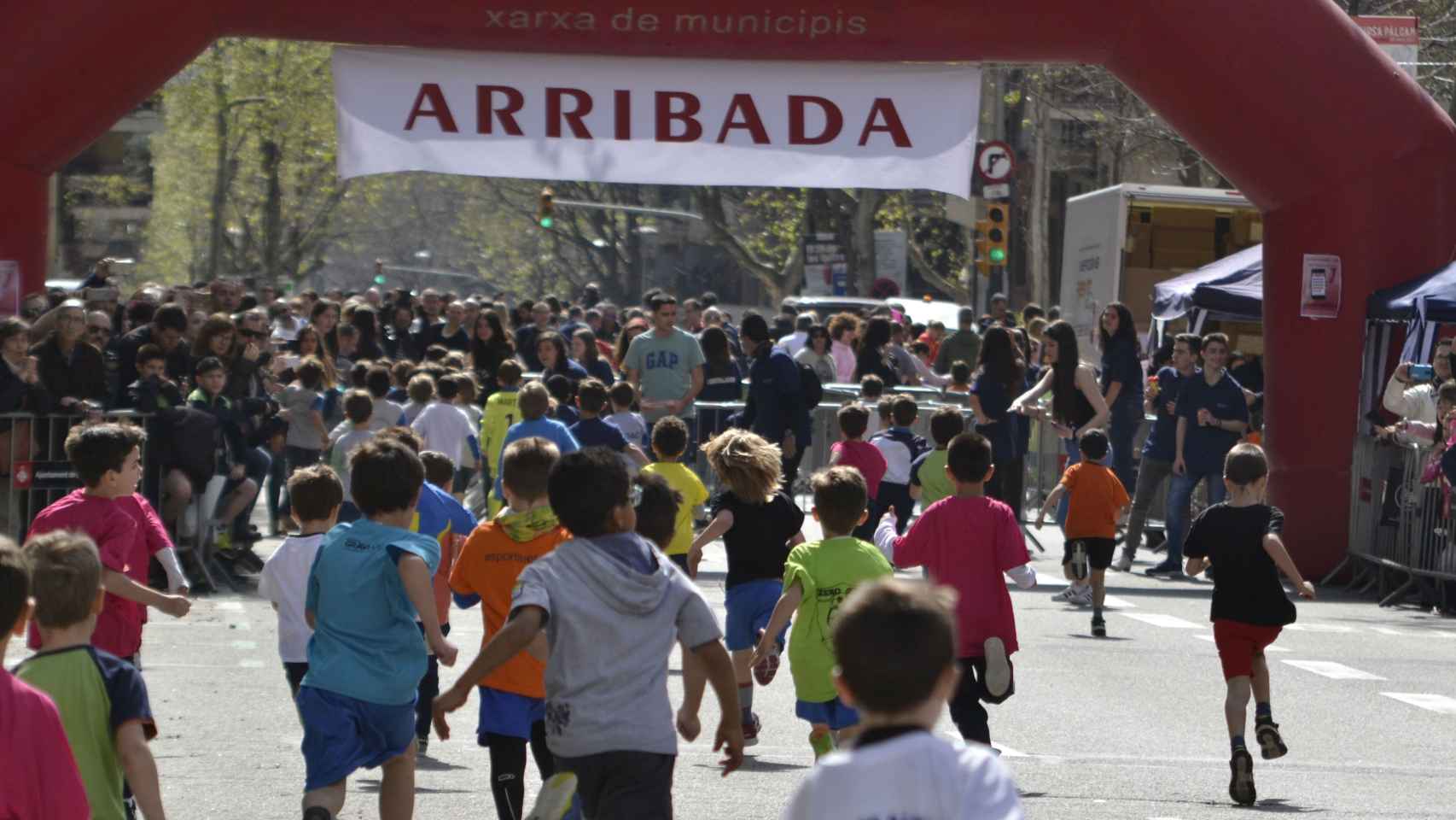 Llegada de los participantes en una de las carreras de primaria de la Cursa Pàlcam / ESCOLA PÀLCAM