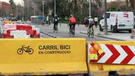 El carril-bici del paseo Taulat sigue, cuatro meses después, en construcción / HUGO FERNÁNDEZ