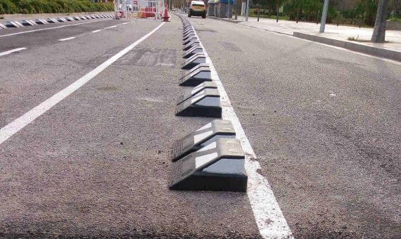 Decenas de zippers separan el carril-bici del único carril para los vehículos.