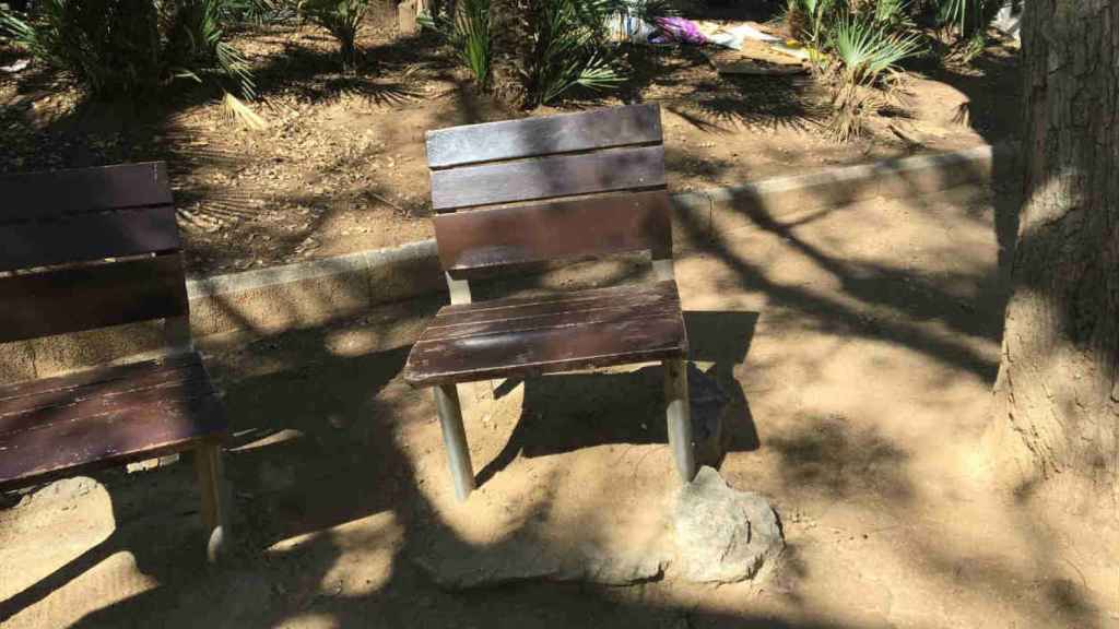 Silla torcida en un parque