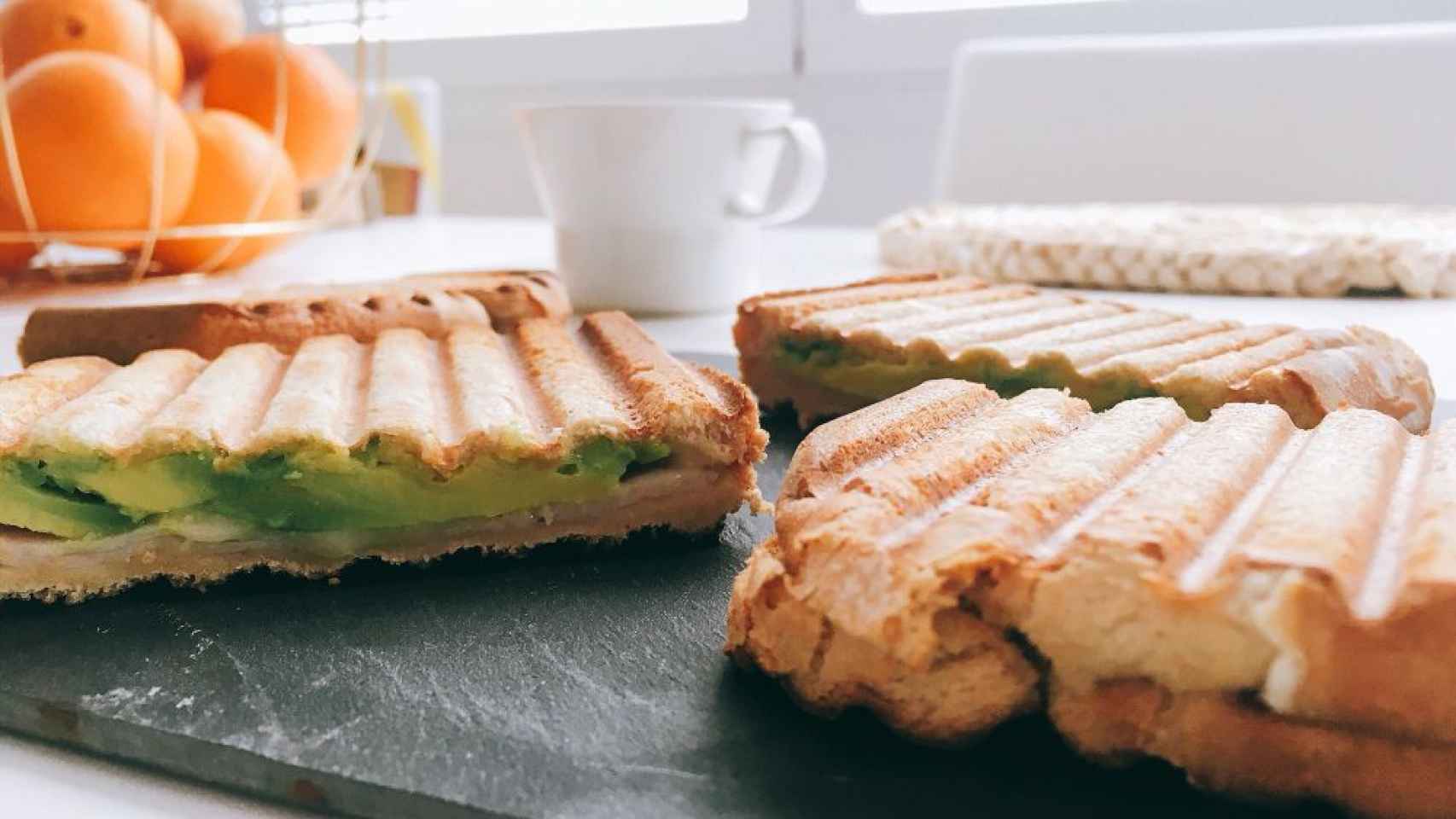 Sandwich de pavo queso aguacate