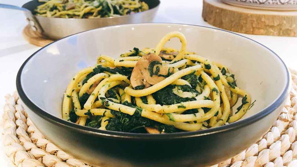 Spaghetti con espinacas y champiñones