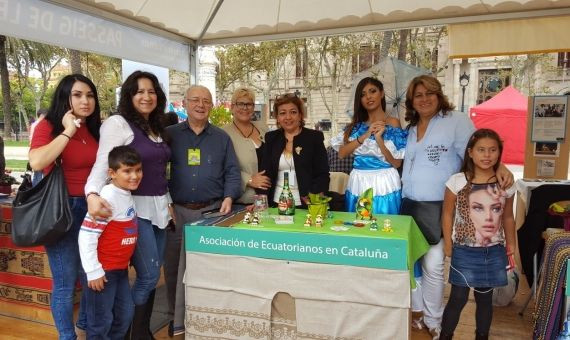 Integrantes de la asocaición ecuatoriana en el Dia de la Diversitat / A.I. 