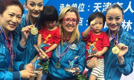 La entrenadora Anna Tarrés con las medallas que ganó su equipo en una competición