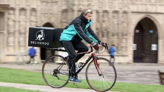 Un 'rider' de Deliveroo pedalea en su bicicleta para llevar un pedido al cliente / Archivo