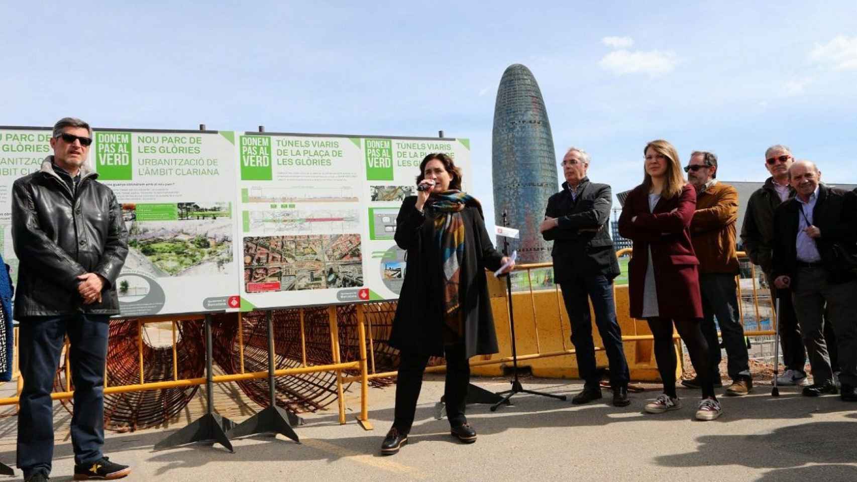 Ada Colau, acompañada de la regidora Janet Sanz, ha visitado este sábado las obras de la Plaza de las Glóries / AjuntamentBCN