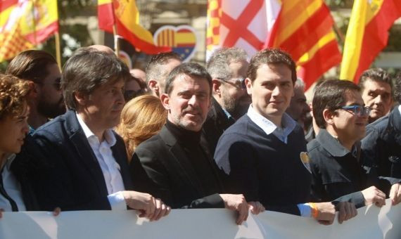 Manuel Valls, entre Albert Rivera y JIménez Villarejo, en primera línea / HUGO FERNÁNDEZ 