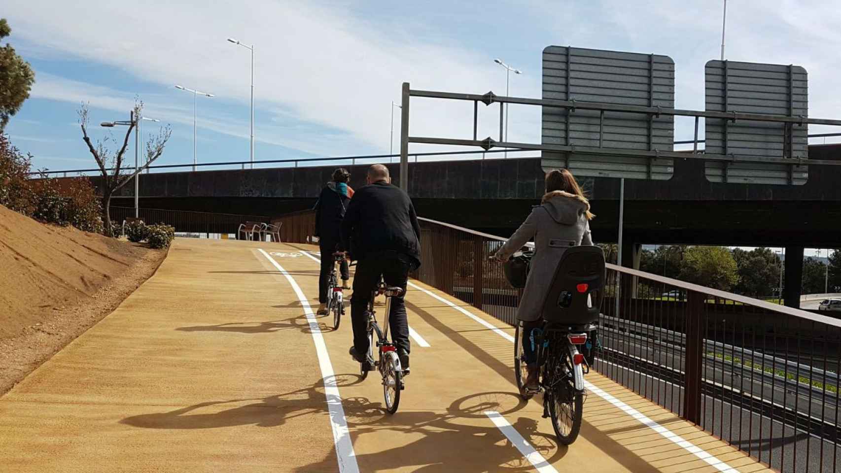 Usuarios en un tramo del carril para bicicleta entre Barcelona y Esplugues, en el Baix Llobregat / SÍLVIA CASORRÁN