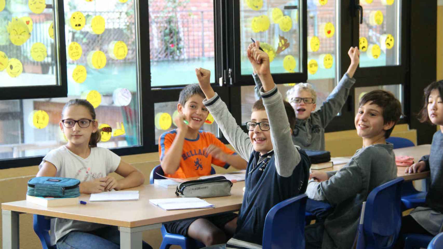 Niños de la escuela Lleó XIII durante una clase