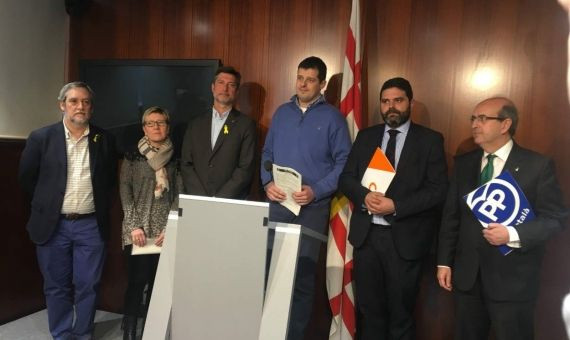 Representantes de ERC, PSC, PDeCAT, CD's y PP han dado su apoyo a Vicenç Flores, en el medio / CR