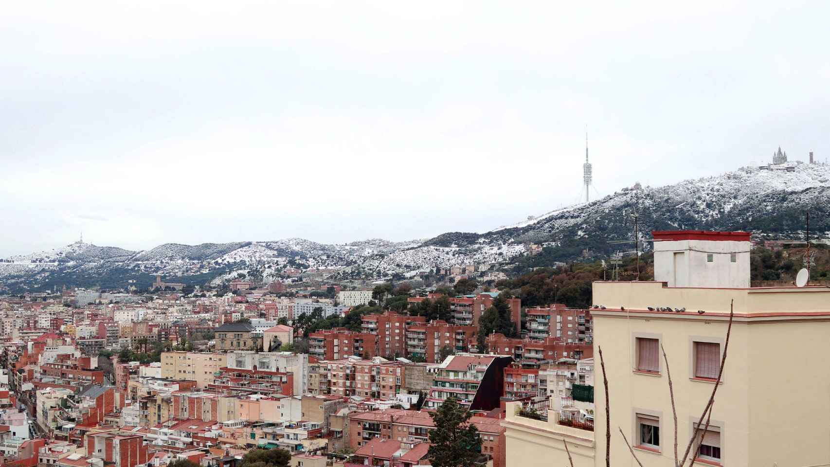 La nieve, visible desde diferentes puntos de Barcelona en 2018 / HUGO FERNÁNDEZ