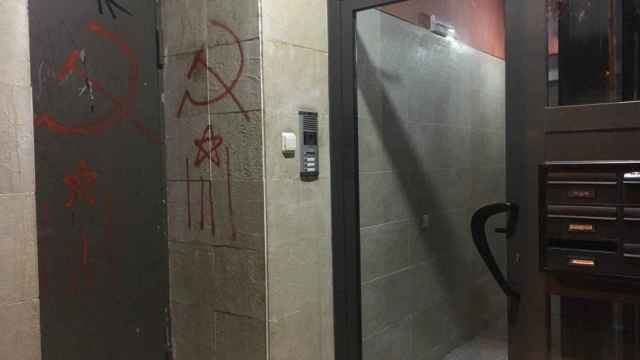 Pintadas en la puerta de entrada a un edificio