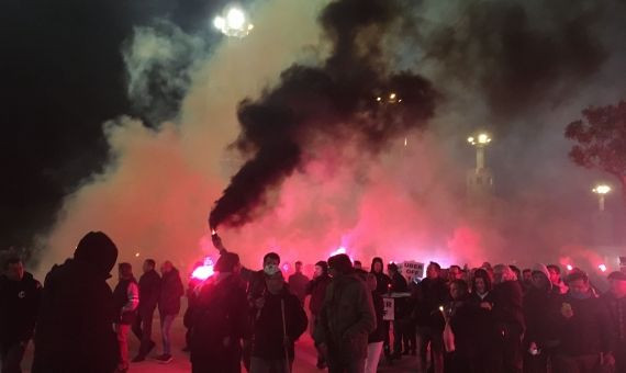 Un momento durante la concentración de taxistas en Sants / P.B.