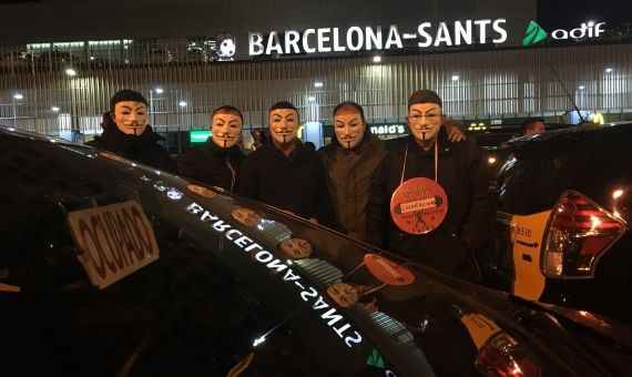 Un grupo de taxistas durante la manifestación en la estación de Sants / P.B.